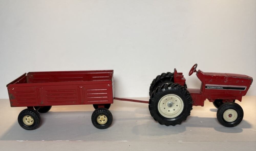 Vintage Ertl Diecast 1:16 Scale Red IH International Farm Tractor w/Red Wagon